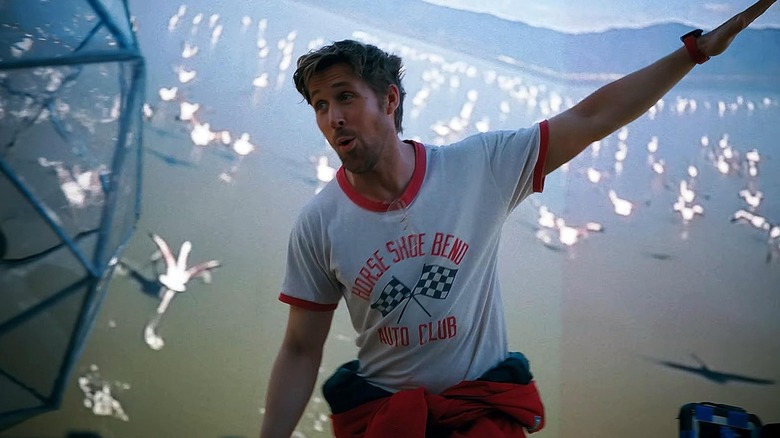 ప్రాజెక్ట్ హేల్ మేరీలో బీచ్ యొక్క అనుకరణలో తన చేతులతో రైలాండ్ గ్రేస్‌గా ర్యాన్ గోస్లింగ్