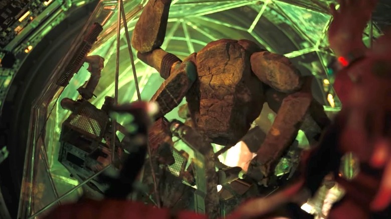 ప్రాజెక్ట్ హేల్ మేరీలో అతని వెనుక నుండి వస్తున్న గ్రీన్ లైట్‌తో తన జినోనైట్ బాల్‌లో రాకీ