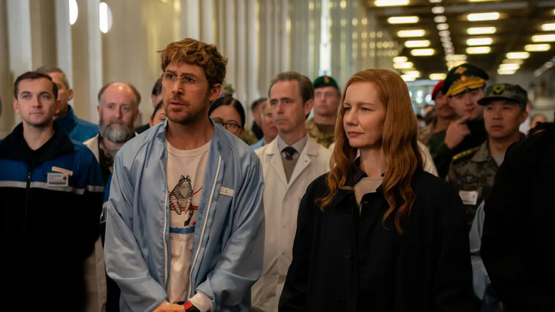 Ryland en Eva met wetenschappers en astronauten achter hen in Project Hail Mary