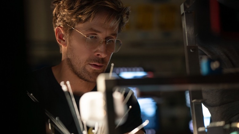 ప్రాజెక్ట్ హేల్ మేరీలో తన డెస్క్ వద్ద పనిచేస్తున్న రైలాండ్ పాత్రలో ర్యాన్ గోస్లింగ్.