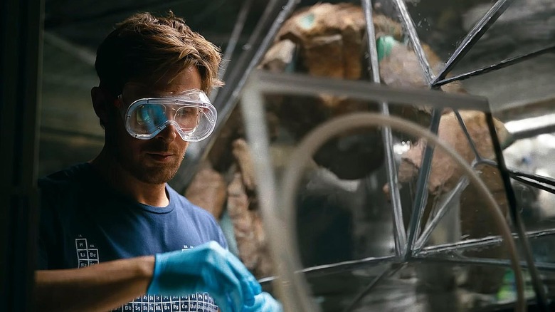 रायलँड ग्रेस (रायन गोसलिंग) हेल मेरी प्रोजेक्टमध्ये रॉकी (जेम्स ऑर्टीझ) सोबत विज्ञान करतो