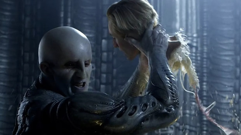 Engineer rips off David's head Prometheus