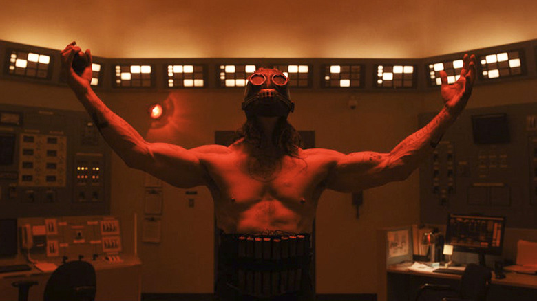 సైకో కిల్లర్‌లోని కంట్రోల్ రూమ్‌లో షర్ట్ లేకుండా చేతులు పైకెత్తుతున్న సైతానిక్ స్లాషర్