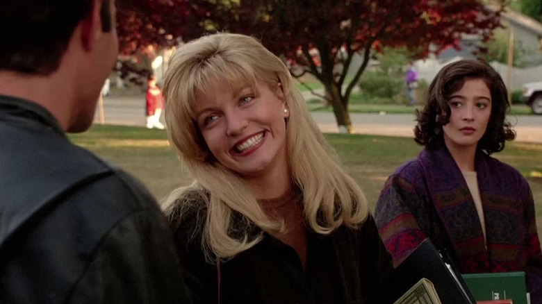 Sheryl Lee as Laura Palmer smiling creepily with Moira Kelly as Donna Hayward in the background in Twin Peaks: Fire Walk With Me