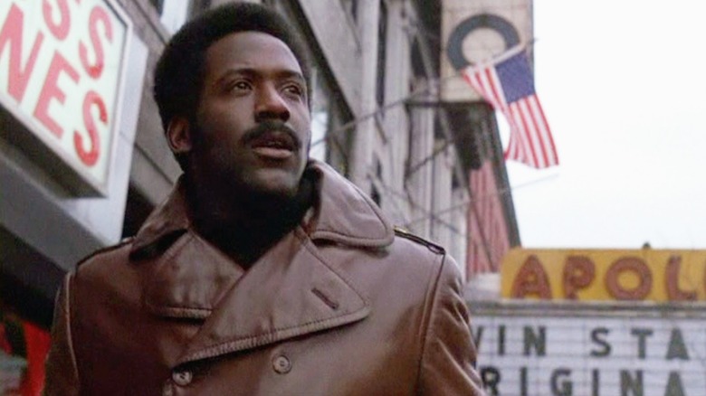 John Shaft (Richard Roundtree) fica em frente ao teatro Apollo em 