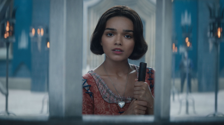 Rachel Ziegler in the role of Snow White stars in a window while she was carrying a broom in Snow White (2025)