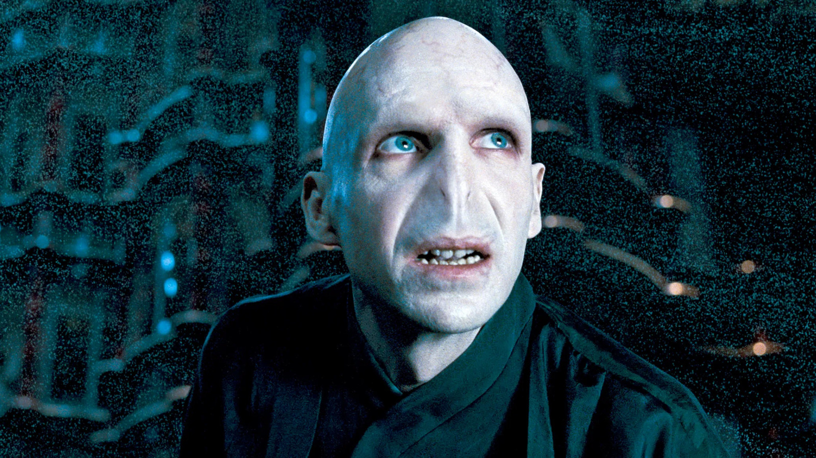 De keuze van Ralph Fiennes om Voldemort te spelen in de Harry Potter HBO-serie is perfect