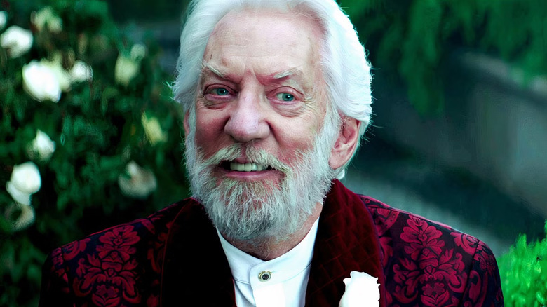 Salju dalam setelan brokat merah dengan mawar putihnya di kerahnya di Hunger Games