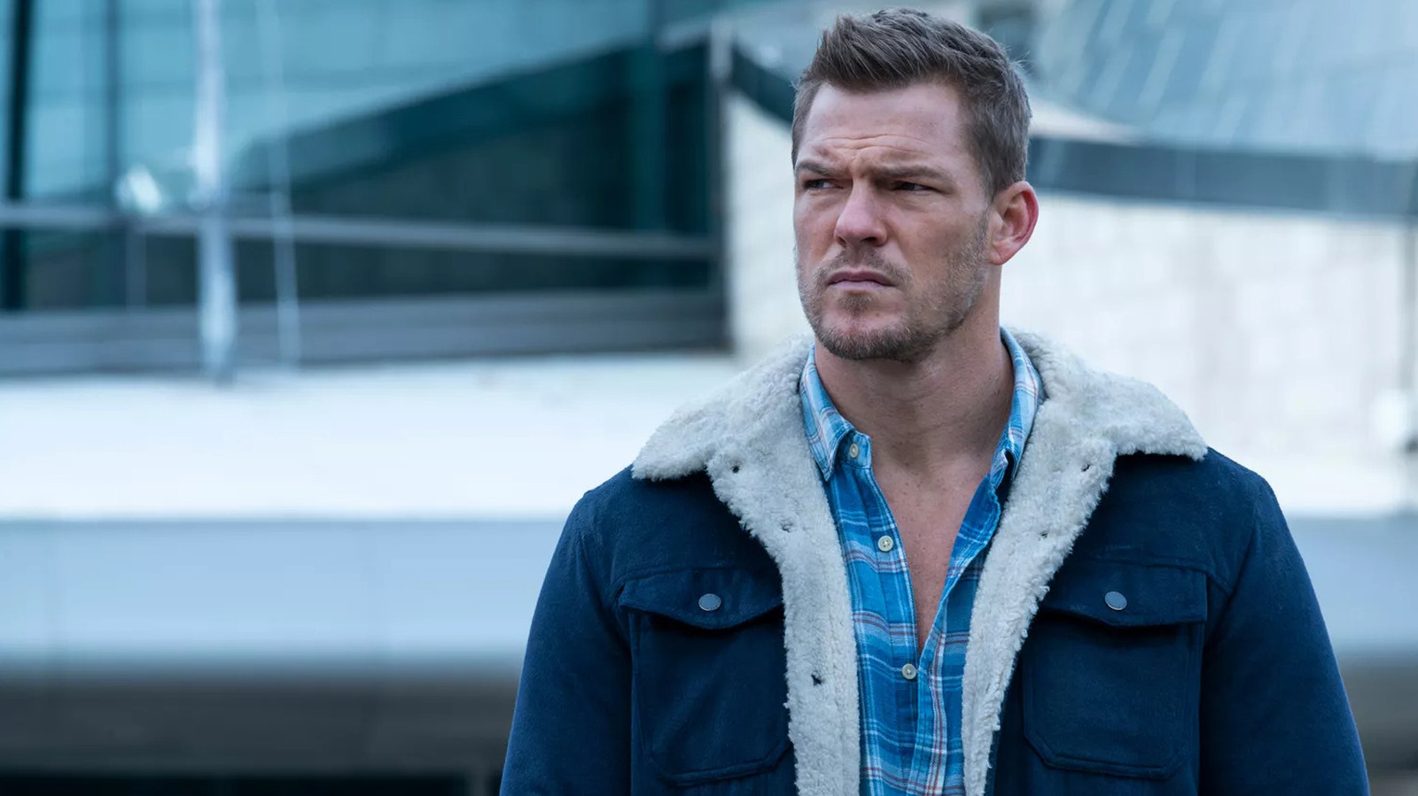 يمكن لمشجعي Reacher الاستمتاع بمشاهد قتال Alan Ritchson المذهلة في عرض الأبطال الخارقين DC