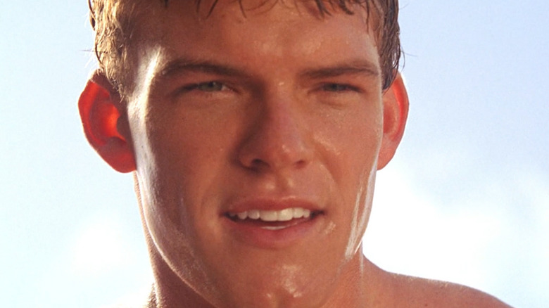 Arthur Curry/Aquaman (Alan Ritchson) sorri em Smallville