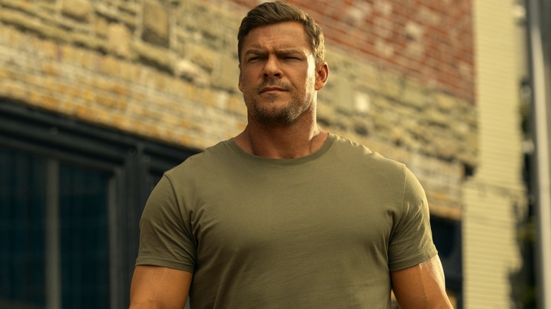 Alan Ritchson as Reacher traveling as a vagabond in Reacher
