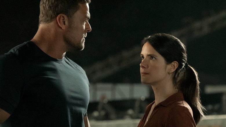 Reacher and Duffy discussing the mission in Season 3 of Reacher