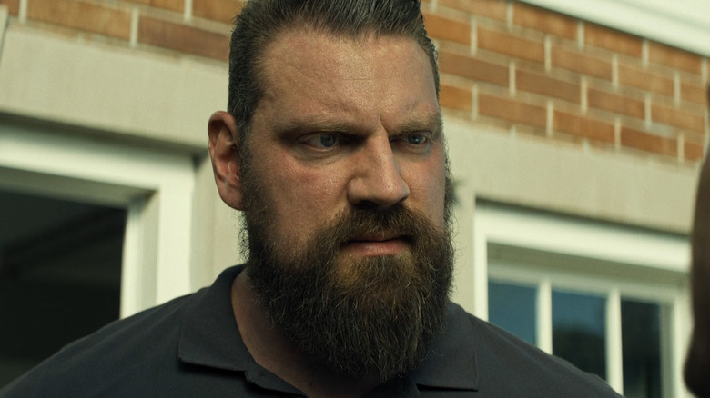 Olivier Richter in Pauli's role stares in Alan Richson in the role of Jack Rich, who stands outside the screen, in Retcher