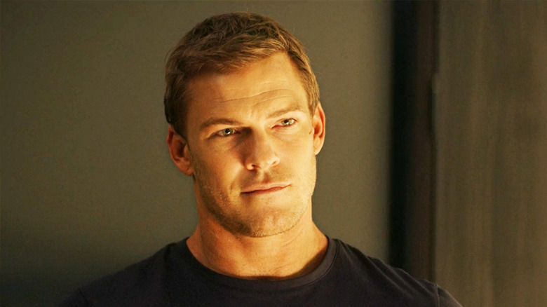 Alan Ritchson in Reacher 