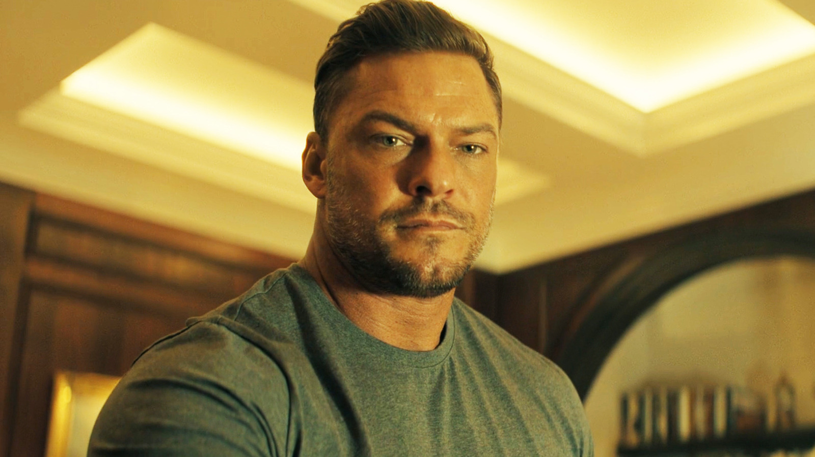 Reacher-ster Alan Ritchson speelde in 2018 een zombiefilm die onder ieders radar vloog