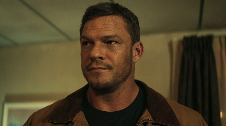 అలాన్ రిచ్సన్ యొక్క జాక్ రీచర్ రీచర్‌లోని క్లోజప్‌లో అతని కుడి వైపున కనిపిస్తాడు