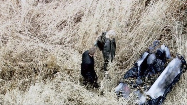 Battlestar Galactica Sometimes a Great Notion Starbuck and Leoben find burnt body and Viper