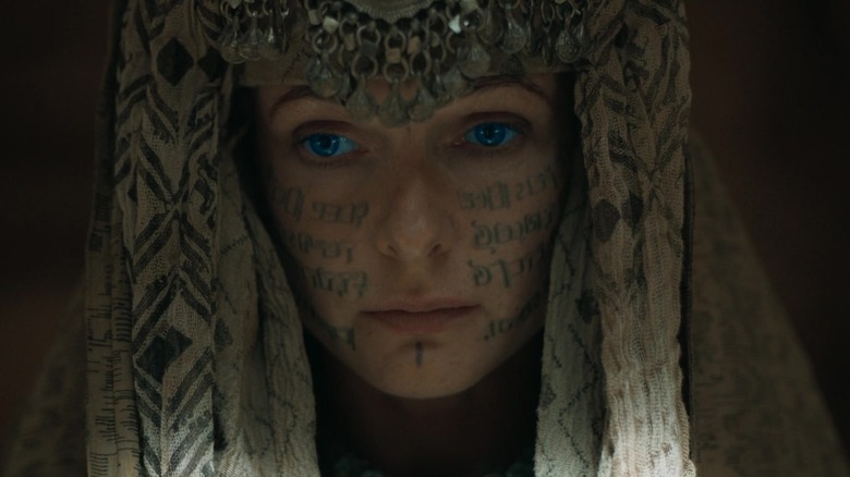 రెబెక్కా ఫెర్గూసన్ యొక్క లేడీ జెస్సికా డూన్ పార్ట్ టూలో ఆమె ముఖంపై వ్రాసిన చిహ్నాలతో కనిపిస్తుంది