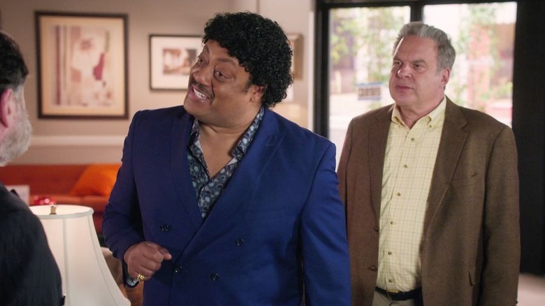 Cedric Yarbrough as Vic Brown talks to his boss in The Goldbergs.