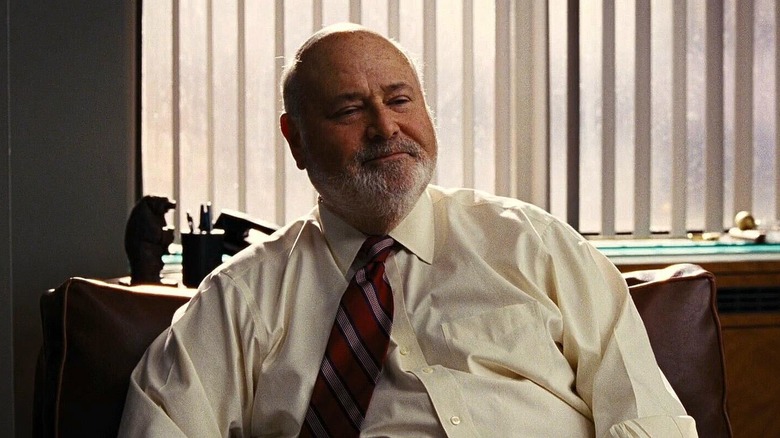 Rob Reiner als Max Belfort in een kantoor in The Wolf of Wall Street