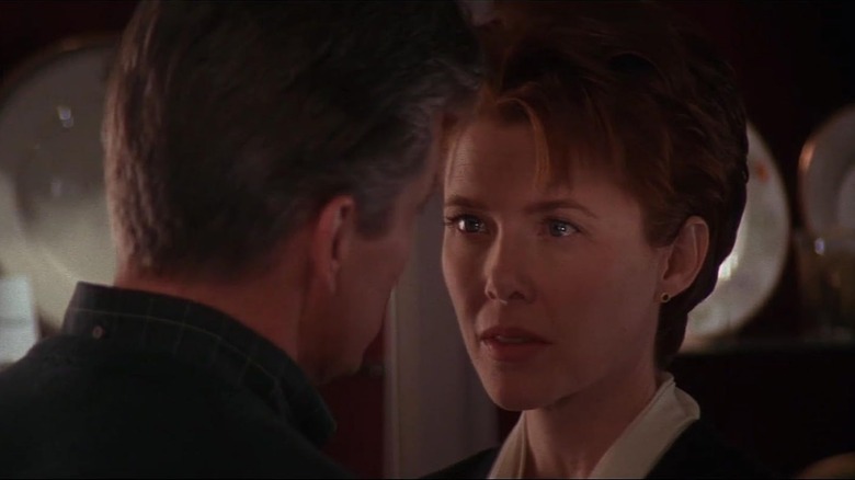 Andrew and Sydney looking at each other in The American President