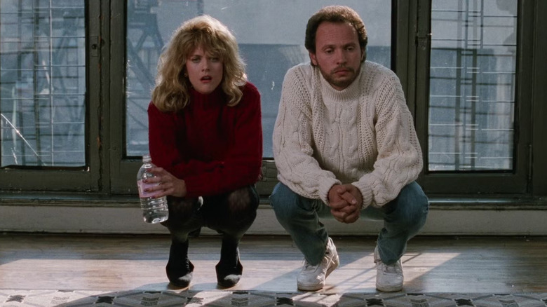 Sally en Harry hurken op de vloer van zijn woonkamer in When Harry Met Sally