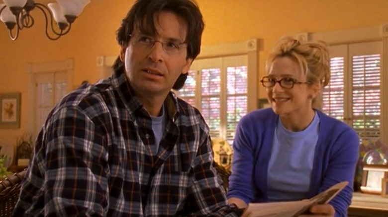 Sam and Jo looking at someone in their kitchen on Lizzie McGuire