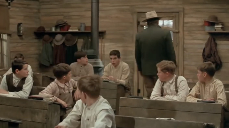 స్కూల్‌బాయ్స్ అందరూ జాన్ వేన్ యొక్క విల్ ఆండర్సన్ ది కౌబాయ్స్‌లోని తమ తరగతి గది నుండి బయటికి వెళ్లడాన్ని వీక్షించారు