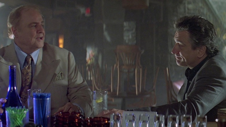 Max praat met Nick in een bar in The Score