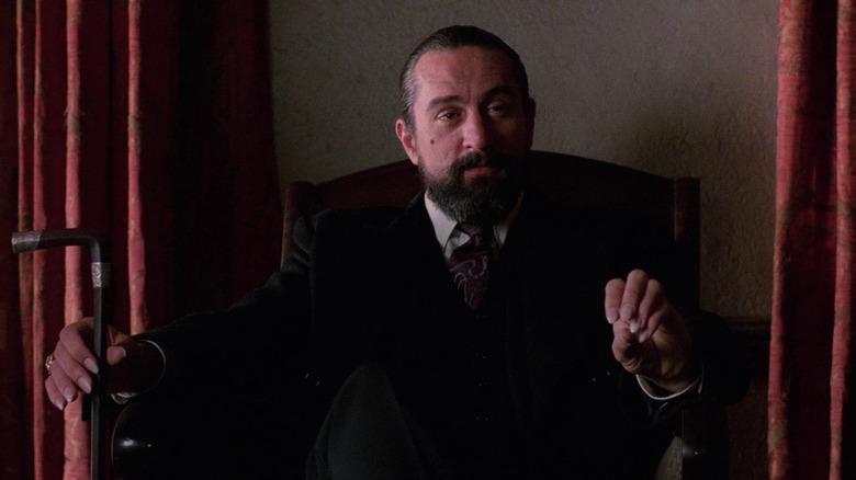 ఏంజెల్ హార్ట్‌లో కుర్చీలో కూర్చున్న లౌ సైఫ్రే