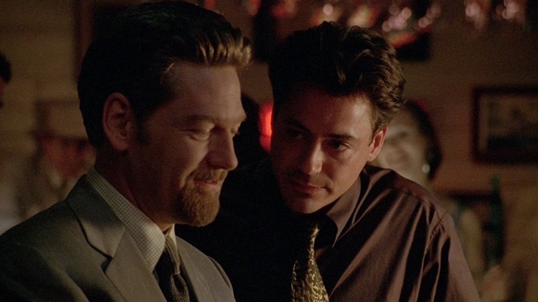 Robert Downey Jr. como Clyde Pell consigue a Kenneth Branagh como Rick McGruder en The Gingerbread Man