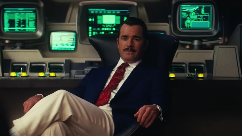 Justin Theroux's Mr. House sitting in front of a computer array on Fallout