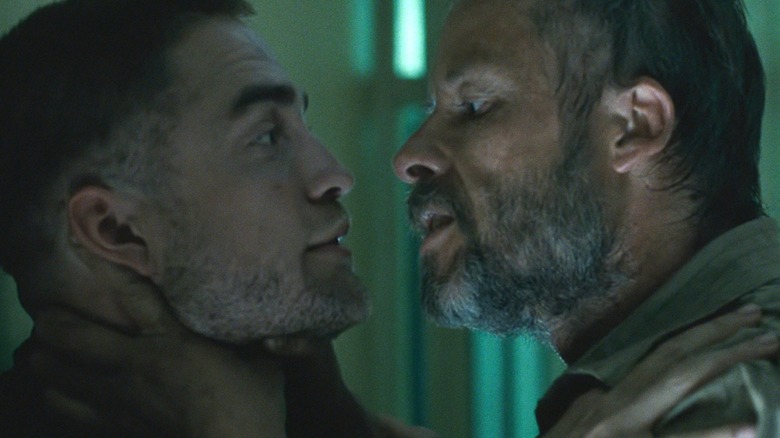 Reynolds van Robert Pattinson staat oog in oog met Eric van Guy Pearce in The Rover