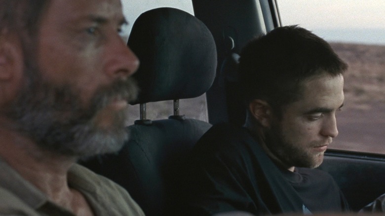 Reynolds van Robert Pattinson rijdt in een auto met Eric van Guy Pearce in The Rover