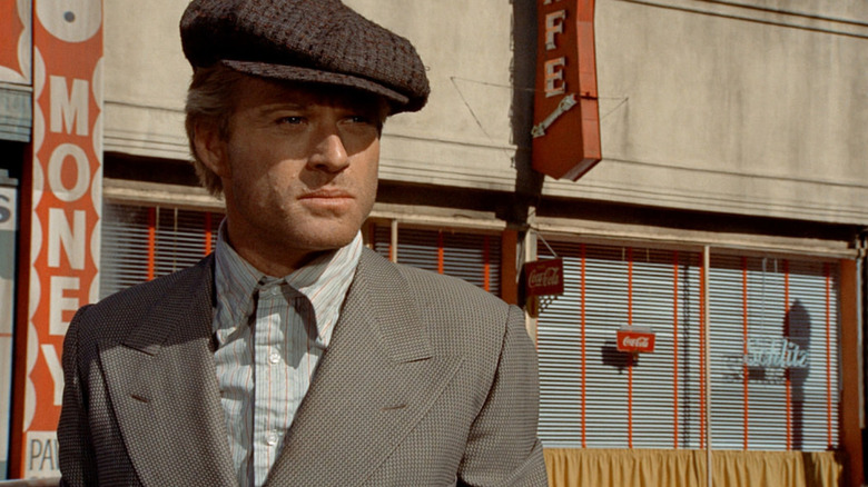 Robert Redford dans le rôle de Johnny Hooker devant un café dans The Sting