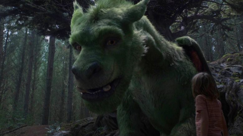 Elliot si Naga menatap Pete di Pete's Dragon