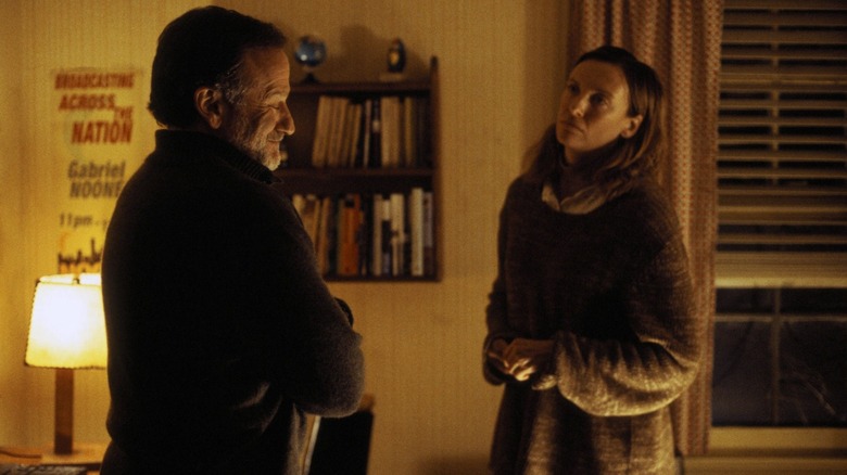 रॉबिन विल्यम्स गॅब्रिएल नूनच्या भूमिकेत आणि डोना लॉगंडच्या भूमिकेत टोनी कोलेट द नाईट लिसनरमध्ये होम ऑफिसमध्ये उभी आहे