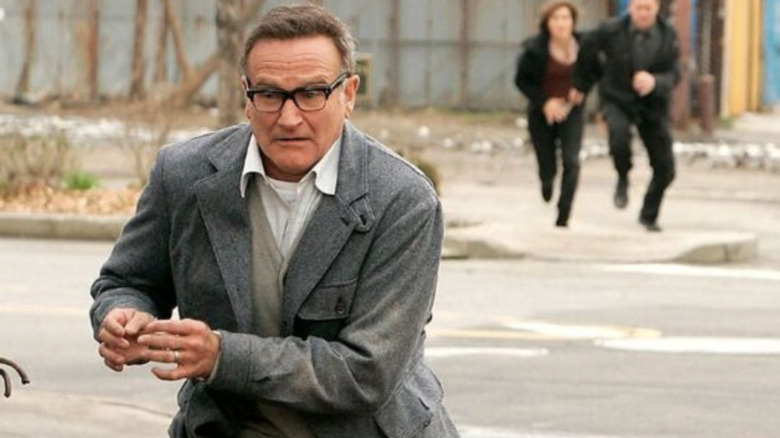 Merritt Rook rent weg van Benson en Stabler, geboeid op Law & Order: Special Victims Unit