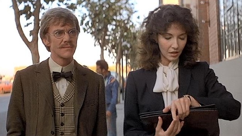 H.G. Wells and Amy Robbins walking down the streets of San Francisco in Time After Time