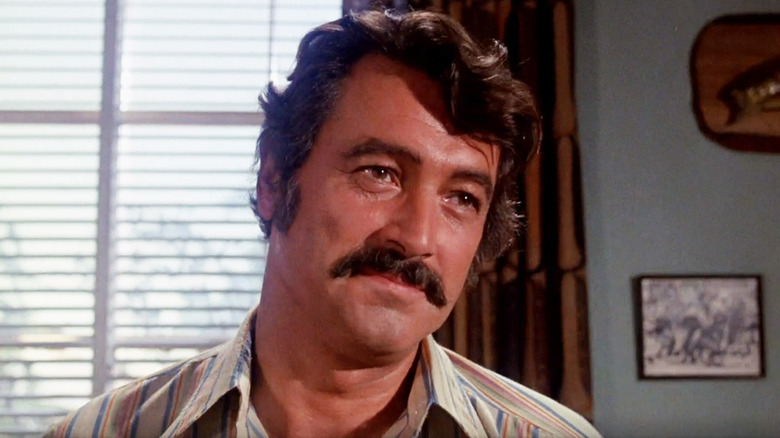 Michael de Rock Hudson "Tigre" McDrew est vu en gros plan alors qu'il se tient dans le bureau d'une école dans Pretty Maids All in a Row.