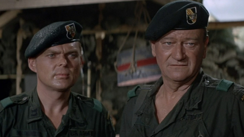 జాన్ వేన్ యొక్క కల్నల్ మైక్ కిర్బీ ది గ్రీన్ బెరెట్స్‌లో ఎడ్వర్డ్ ఫాల్క్‌నర్ యొక్క కెప్టెన్ మక్‌డానియల్‌తో కలిసి ఉన్నాడు