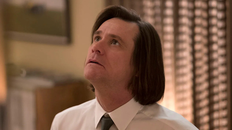 Jeff aux cheveux plus longs regardant tristement dans Kidding