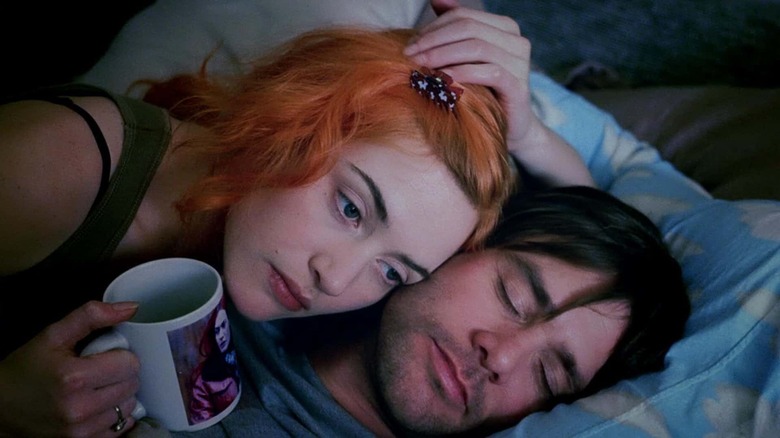 Joel et Clémentine allongés ensemble dans un lit dans Eternal Sunshine of the Spotless Mind