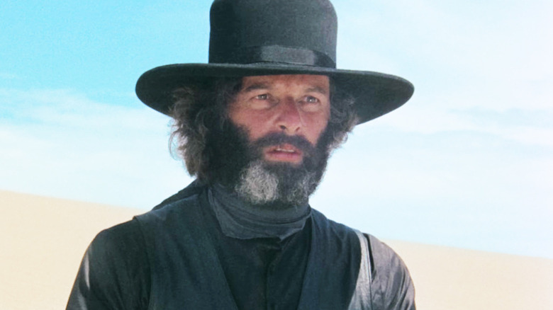 Alejandro Jodorowsky as El Topo looks off into the distance in a desert in El Topo
