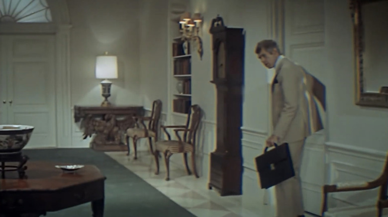 జేమ్స్ కోబర్న్ యొక్క డాక్టర్. సిడ్నీ స్కేఫర్ ది ప్రెసిడెంట్స్ అనలిస్ట్‌లోని వైట్ హౌస్ హాల్స్‌లోకి ప్రవేశించారు