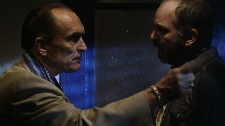 రాబర్ట్ డువాల్ యొక్క యులిస్ ఎఫ్. సోనీ డ్యూయీ ది అపోస్టల్‌లో బిల్లీ బాబ్ థోర్న్‌టన్ యొక్క సమస్యాత్మక వ్యక్తితో ముఖాముఖిగా నిలబడి ఉన్నాడు