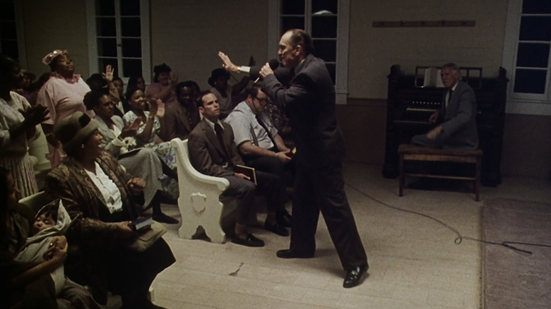 రాబర్ట్ డువాల్ యొక్క యులిస్ ఎఫ్. సోనీ డ్యూయీ అపోస్టల్‌లోని చర్చిలో తన సంఘానికి బోధిస్తున్నాడు