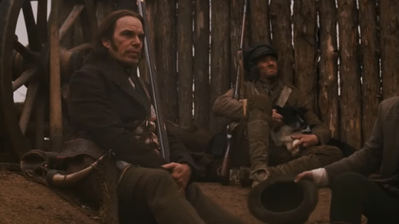 Davy Crockett de Billy Bob Thornton est assis sur le champ de bataille dans The Alamo