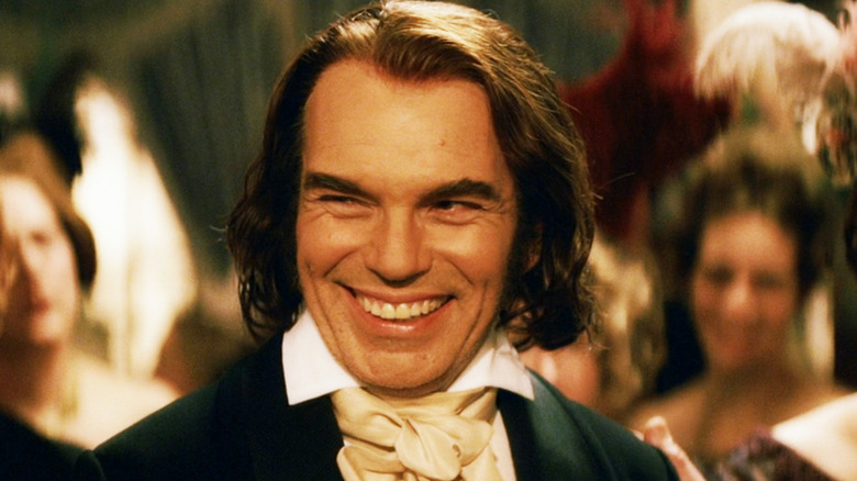 Davy Crockett de Billy Bob Thornton sourit en gros plan dans The Alamo