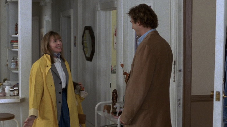 Anna Dunlap de Diane Keaton se tient face à Leo Cutter de Liam Neeson dans son appartement dans The Good Mother